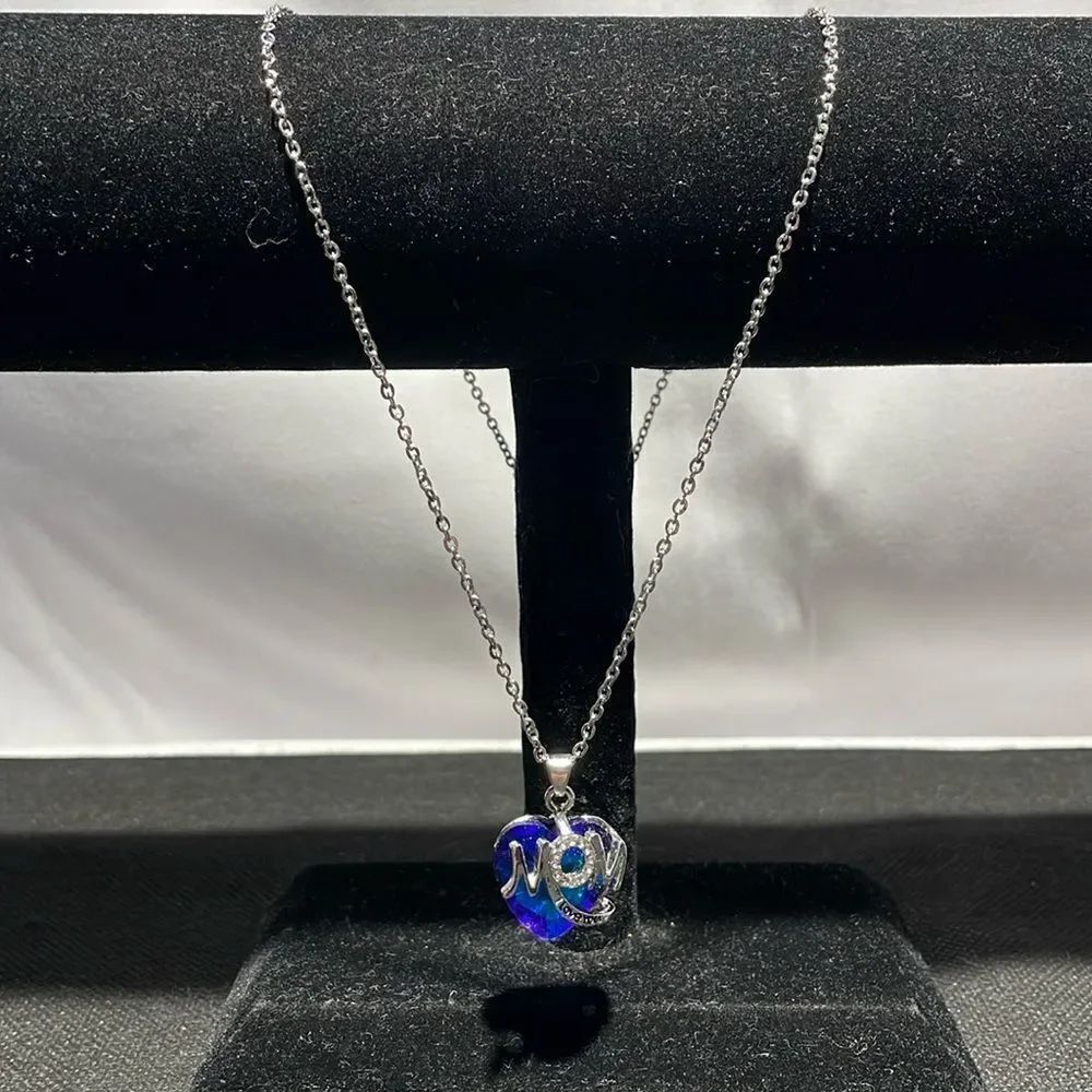 Mom pendent necklace